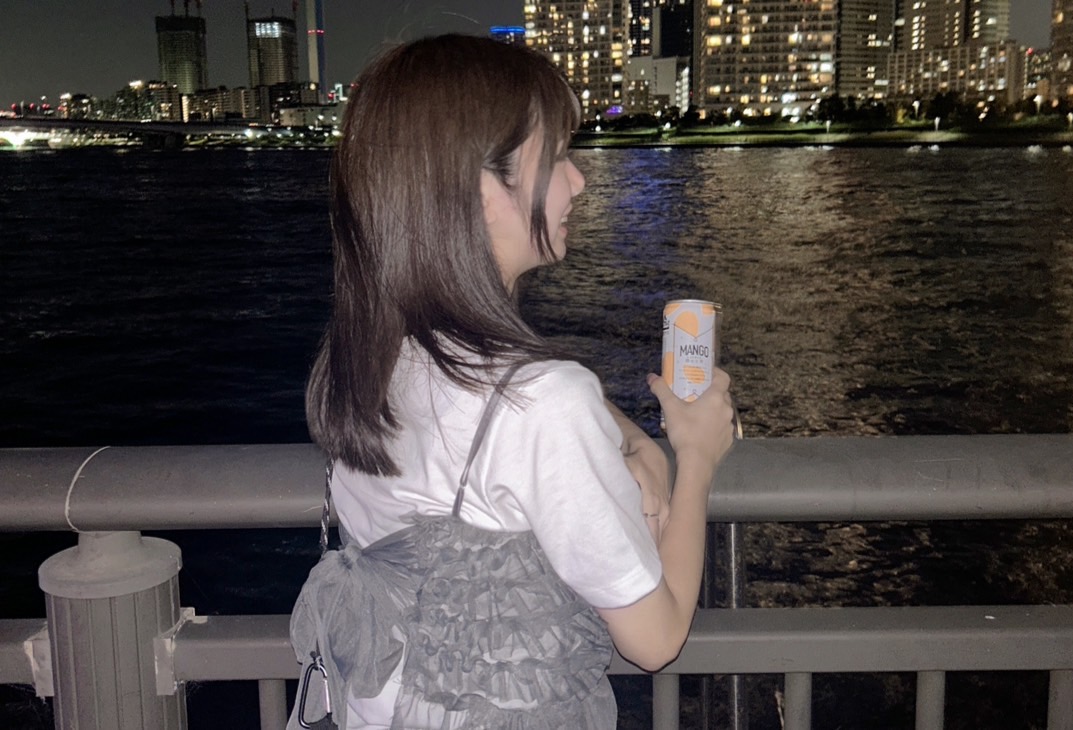前世何者だったかなんて知らないし いつの時代を生きた人間なのかもわからない。 海外の夕焼けを見て何故かとても懐かしい気持ちにいつもなるから ひょっとしたらどこかの国にいたのか あるいはその国で動物かなにかとして生きたのか そんなロマンに思いを馳せることもあるけど 私はいま、日本人で良かったと心から思っている。 母国語がとても大好き。もっと言うと昔使われていた言葉が大好き。大和言葉や雅語 「黎明」 「狐の嫁入り」 その時の情景を感じてできた言葉なんだと思うと この国はなんて美しい言葉を持っているんだろうと。私が好きな言葉は『可惜夜』です。ふふ、読み方分かりますか？分かったよーって人は先生までおし